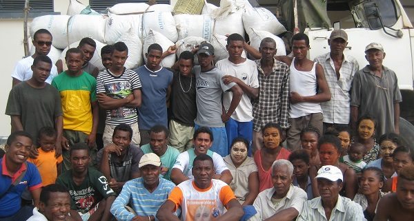 Ifaty farmers with first seaweed